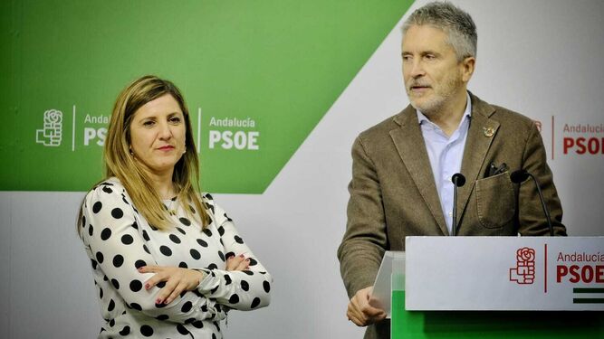 Fernando Grande-Marlaska, acompañado de Irene García en su primera rueda de prensa en la sede del PSOE de Cádiz.