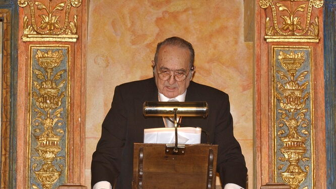 Sánchez Ferlosio pronunciando su discurso tras recibir el Premio Cervantes.