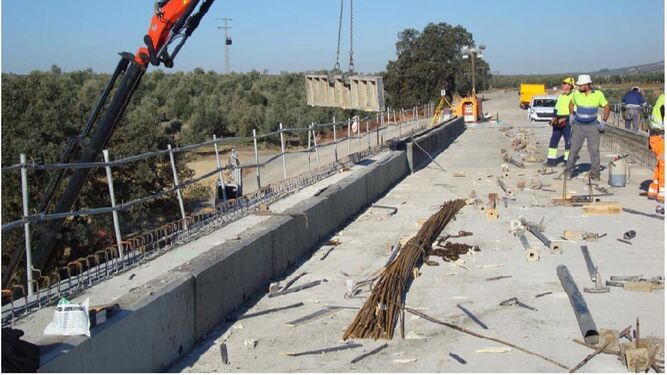 Trabajadores sobre el nuevo viaducto, ya terminado, a falta de colocar las vías.
