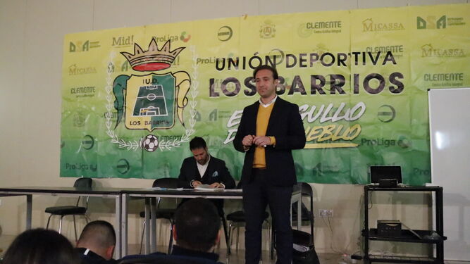 Álvaro Moya se dirige a los socios de la Unión en la última asamblea.