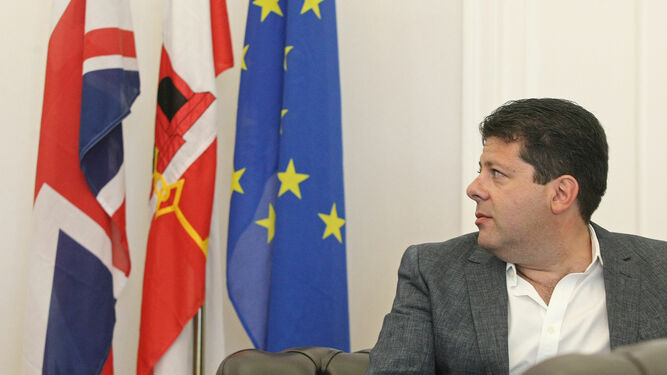 El ministro principal de Gibraltar, Fabian Picardo, observa las banderas de Reino Unido, Gibraltar y la Unión Europea en su despacho.