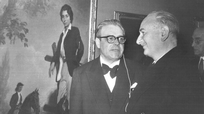 Agustín Segura (a la izquierda), fotografiado junto al ministro José Luis Arrese en una de sus exposiciones