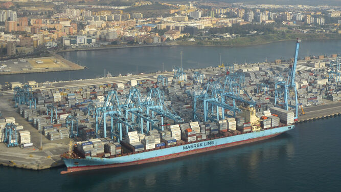 Vista aérea del Puerto de Algeciras, con la ciudad al fondo.