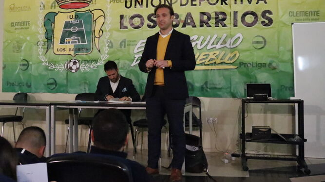 Álvaro Moya, presidente de la UD Los Barrios, durante una asamblea
