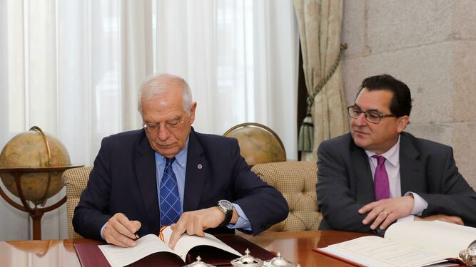 El ex ministro de Asuntos Exteriores, Josep Borrell (i), junto al secretario de Estado para la Unión Europea, Luis Marco  Aguiriano  (d), durante la firma del acuerdo fiscal con Reino Unido.