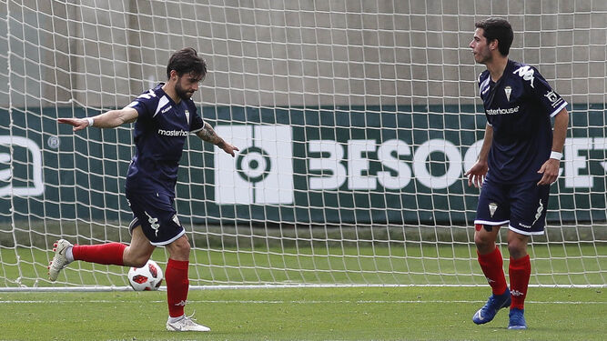 Antoñito celebra el primer gol del Algeciras ante el Betis Deportivo junto a Tote.