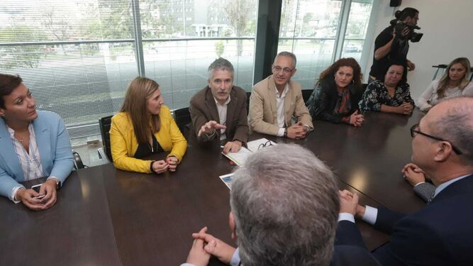Grande-Marlaska, entre Irene García y Juan Lozano en el encuentro con las grandes empresas.