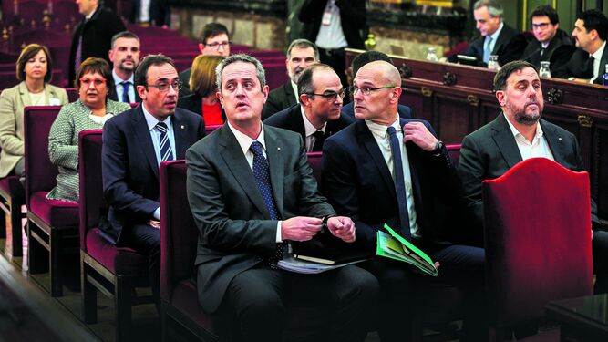 Imagen del banquillo de los acusados en el juicio del 'procés' en el Supremo, con Joaquim Forn, Raül Romeva  y Oriol Junqueras (izda. a dcha.) en primera fila.