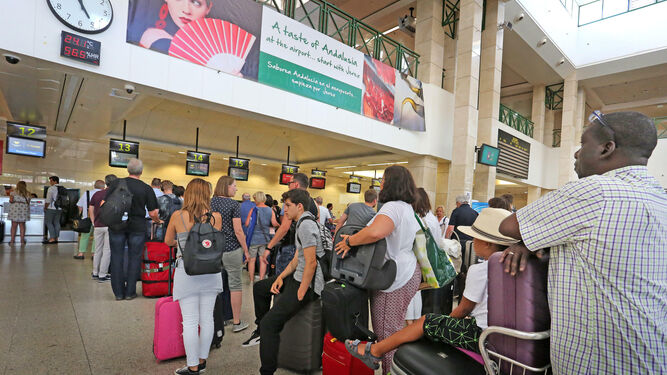 Colas de pasajeros para el embarque en uno de los vuelos programados en el aeropuerto de Jerez.