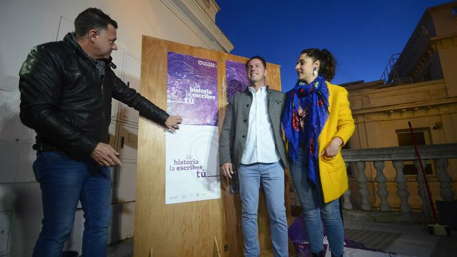 Unidas Podemos volvió a abrir una campaña junto a la playa de la Caleta.