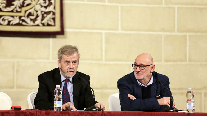 Un momento de la conferencia este jueves de Manuel Ravina (i), en los Claustros, junto a Antonio Aguayo.