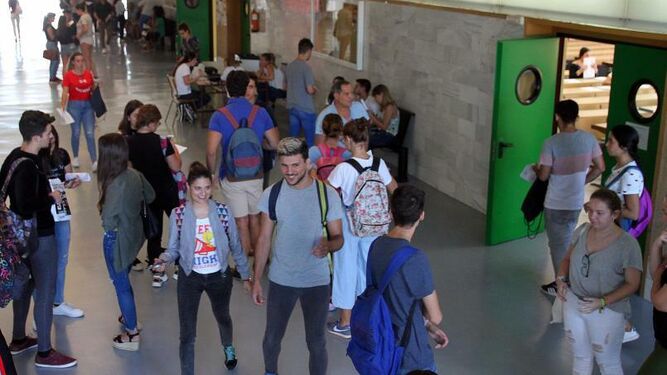 Varios estudiantes por los pasillos de la Universidad de Huelva.