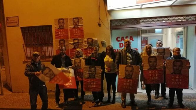 La pegada de carteles en la sede del PSOE de La Línea, anoche
