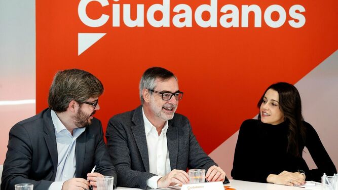 Hervías, gerundés que va por Granada, Villegas, barcelonés que va por Almería, y Arrimadas, jerezana que va por Barcelona, en una reunión de Ciudadanos.