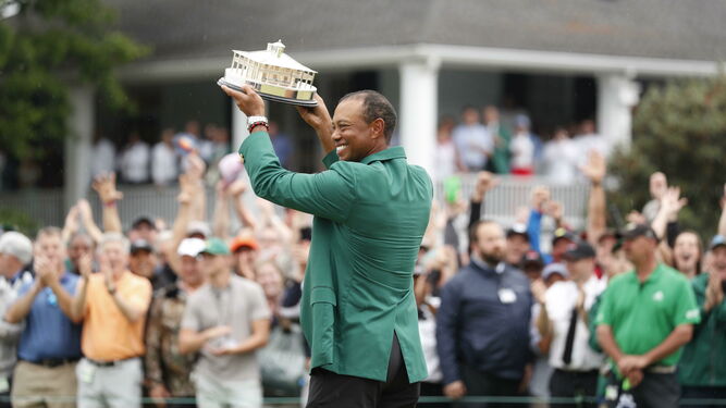 Tiger Woods, con la chaqueta verde, celebra su triunfo en Augusta.