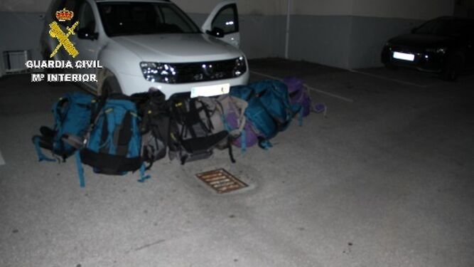 El turismo con las mochilas que transportaban la droga.