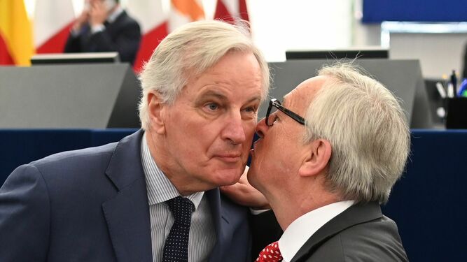 Jean-Claude Juncker (derecha) besa al negociador de la UE para el 'Brexit', Michel Barnier, en Estrasburgo