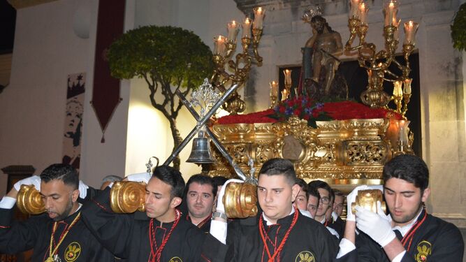 El trono del Cristo de la Caña, a su salida de Santa María la Coronada en 2019