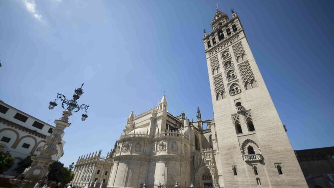 Vista de la Catedral y la Giralda desde la Plaza Virgen de los Reyes.