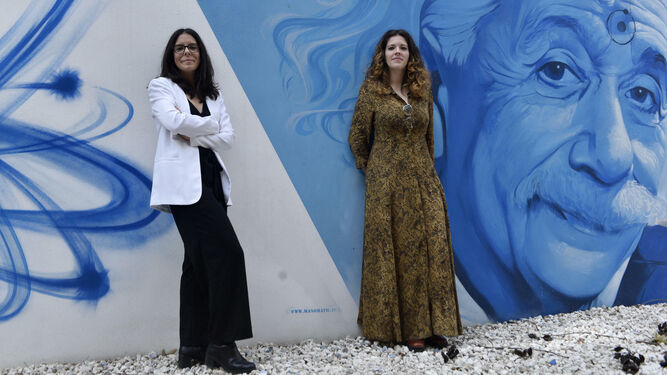 Irene Navalón y Cristina Uribe, en las instalaciones de Endesa en Sevilla.