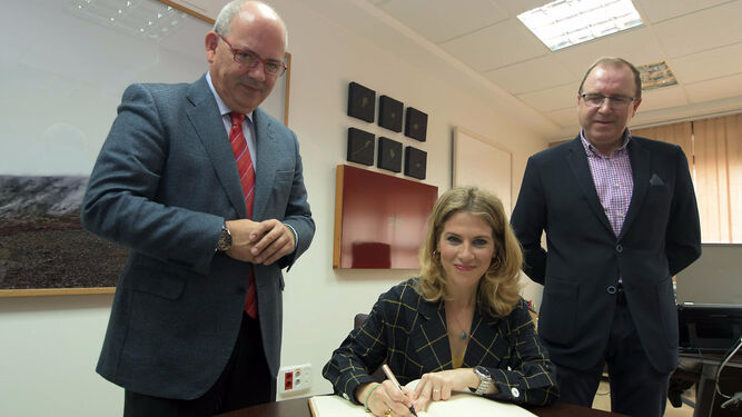 La delegada de la Junta en Cádiz, Ana Mestre, firma en el libro de honor de la CEC.