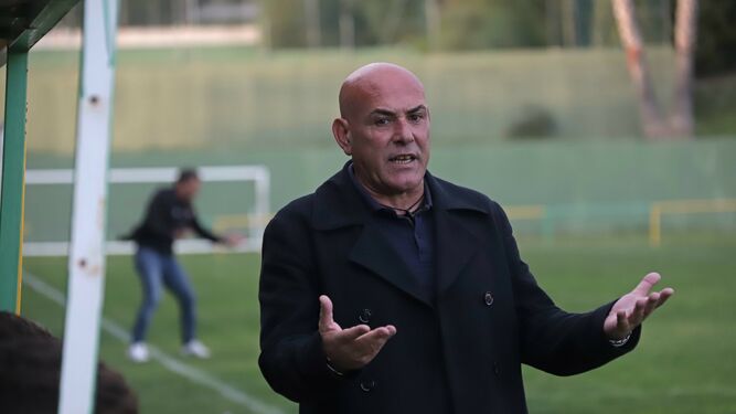 El entrenador de la UD Los Barrios, Carlos Ríos, en un partido reciente en el San Rafael.