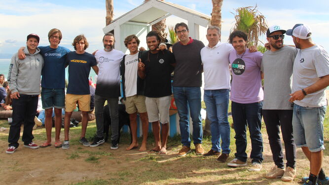 Los participantes en la presentación, en la playa tarifeña de Valdevaqueros