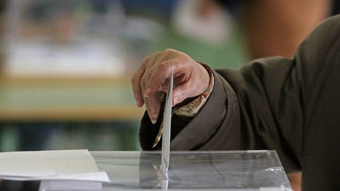 Un mujer vota en las anteriores elecciones municipales