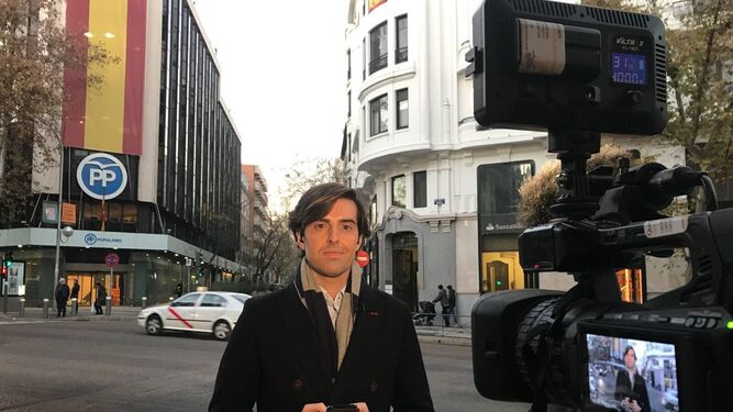Pablo Montesinos haciendo un directo junto a la sede del PP en Madrid, en la calle Génova
