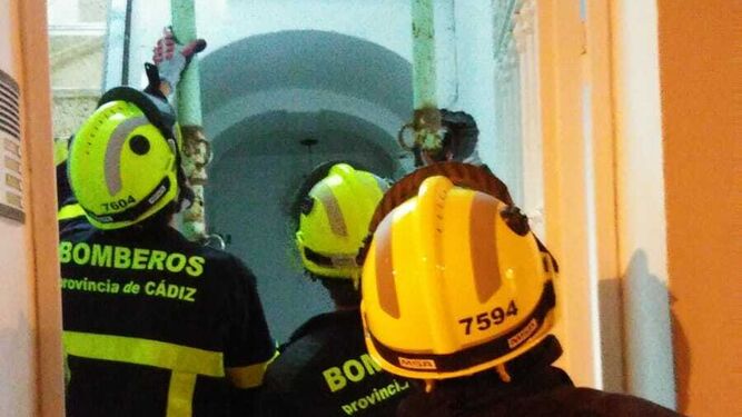Bomberos durante el apuntalamiento de la escalera de una vivienda en San Fernando