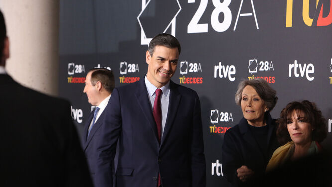 El presidente del Gobierno, Pedro Sánchez, junto a Rosa María Mateo a su llegada al debate de este lunes en TVE.