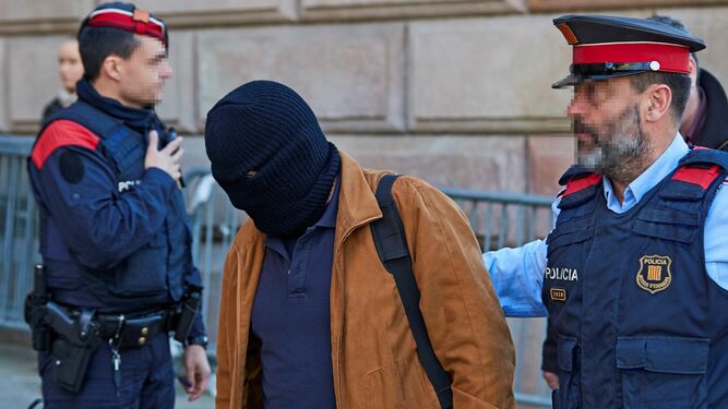 Joaquín Benítez, ex profesor de los Maristas y pederasta confeso, llega con el rostro cubierto al juzgado de Barcelona.