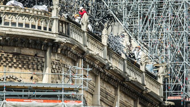 Varios operarios trabajan en las labores de consolidación de la fachada de Notre Dame.