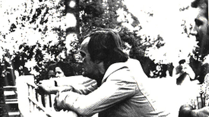 Imagen de la visita del conocido naturalista y divulgador ambientalista español por el Zoo de Jerez en 1972 junto a Alejandro Maldonado Górdon, por entonces director del parque.