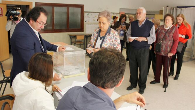 Colas para votar en un colegio electoral de Córdoba