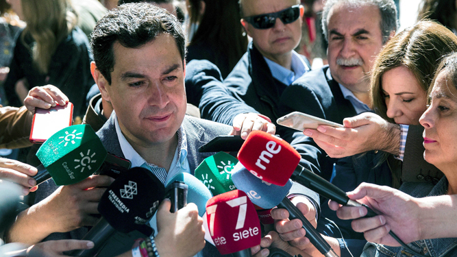 El presidente de la Junta y líder del PP andaluz, Juanma Moreno, tras ejercer su derecho al voto .