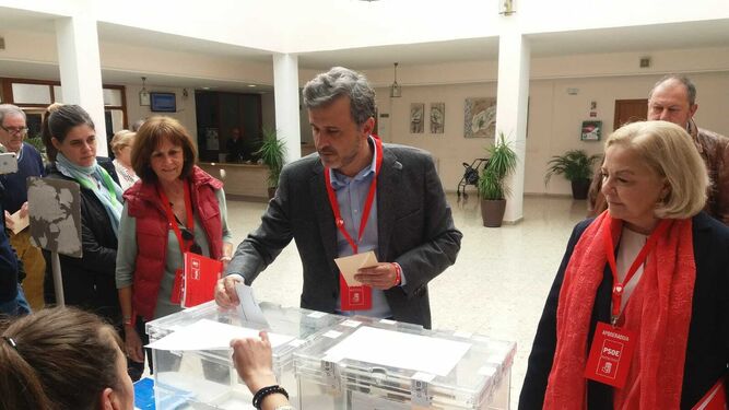 El candidato del PSOE, Ignacio López, vota en Málaga.