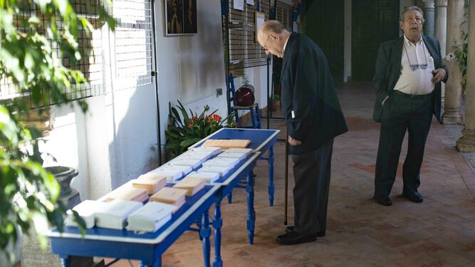 Un hombre consulta las papeletas en un colegio electoral de Córdoba.