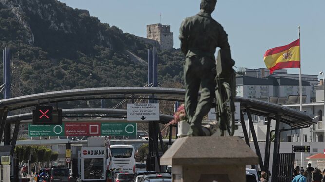 El monumento al trabajador en Gibraltar, frente al Peñón