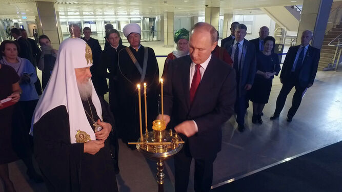 El patriarca Kirill y el presidente ruso Vladimir Putin en una celebración religiosa