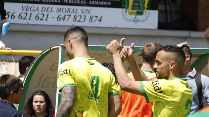 Sergio Iglesias saluda a la afición tras la última victoria.