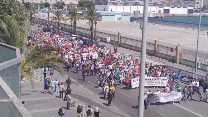 La manifestación, a su paso por la avenida del Puerto.