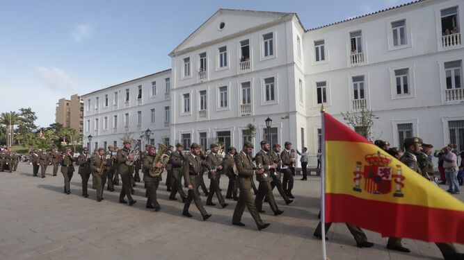 Los militares del RAAA 74 desfilan por la Plaza de las Constituciones de San Roque.