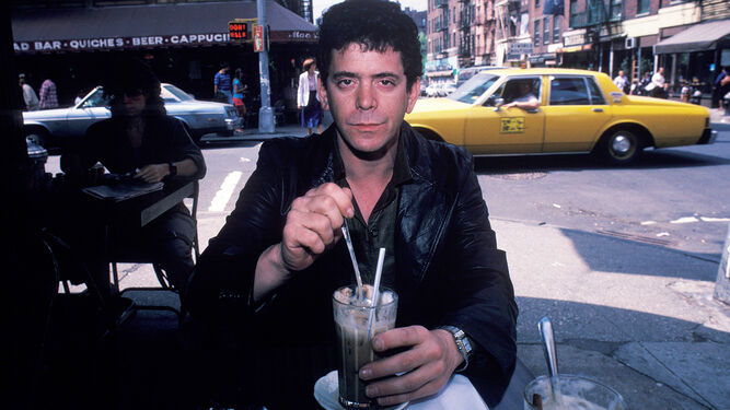Lou Reed degusta un batido de huevo y chocolate en el café Figaro de Nueva York, en Bleecker Street, en una imagen de 1982.