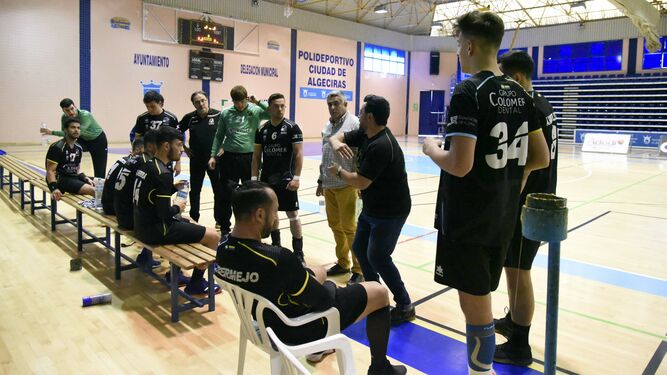 Chano habla con sus jugadores en el Ciudad de Algeciras.