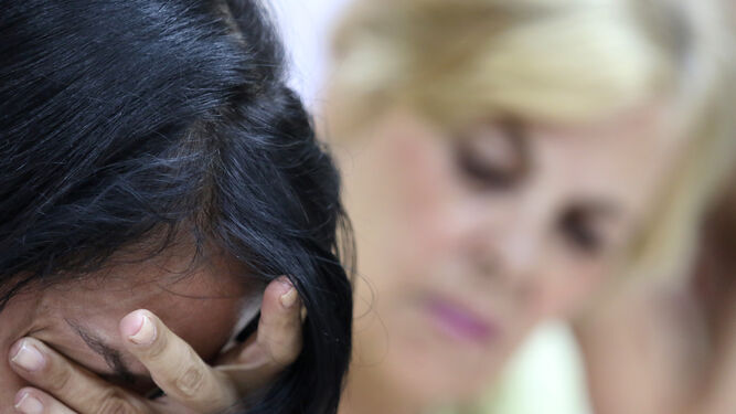 Imagen de archivo de una mujer víctima del maltrato llorando.