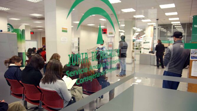 Varios desempleados esperan su turno en una oficina del SAE.