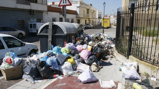 La huelga ha dejado tonelada de basuras acumulada en las calles.