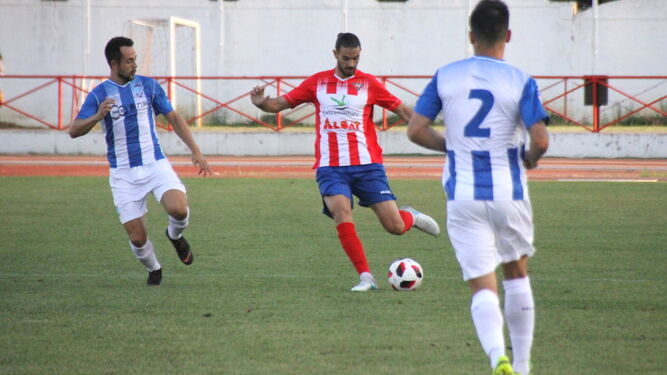 Mario Gómez se dispone a despejar durante un partido con el Don Benito