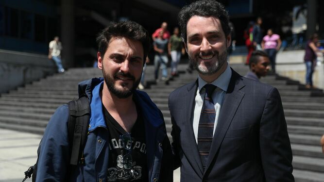 El cónsul adjunto de España en Caracas, Julio Navas (d), posa en Caracas junto a Gonzalo Domínguez, uno de los tres periodistas de Efe  que fueron detenidos a finales de enero varias horas por el Sebin.